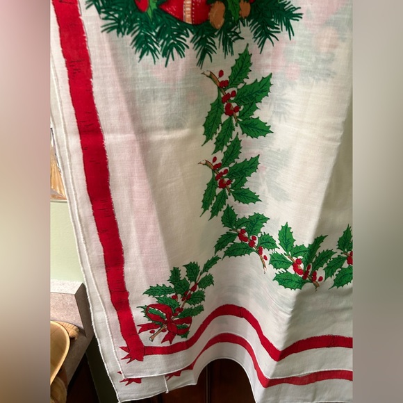 VTG pretty Cotton printed Christmas Tablecloth. Unbranded. - Picture 4 of 6